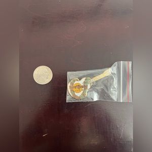 Hard Rock Cafe collectible Honolulu guitar pin